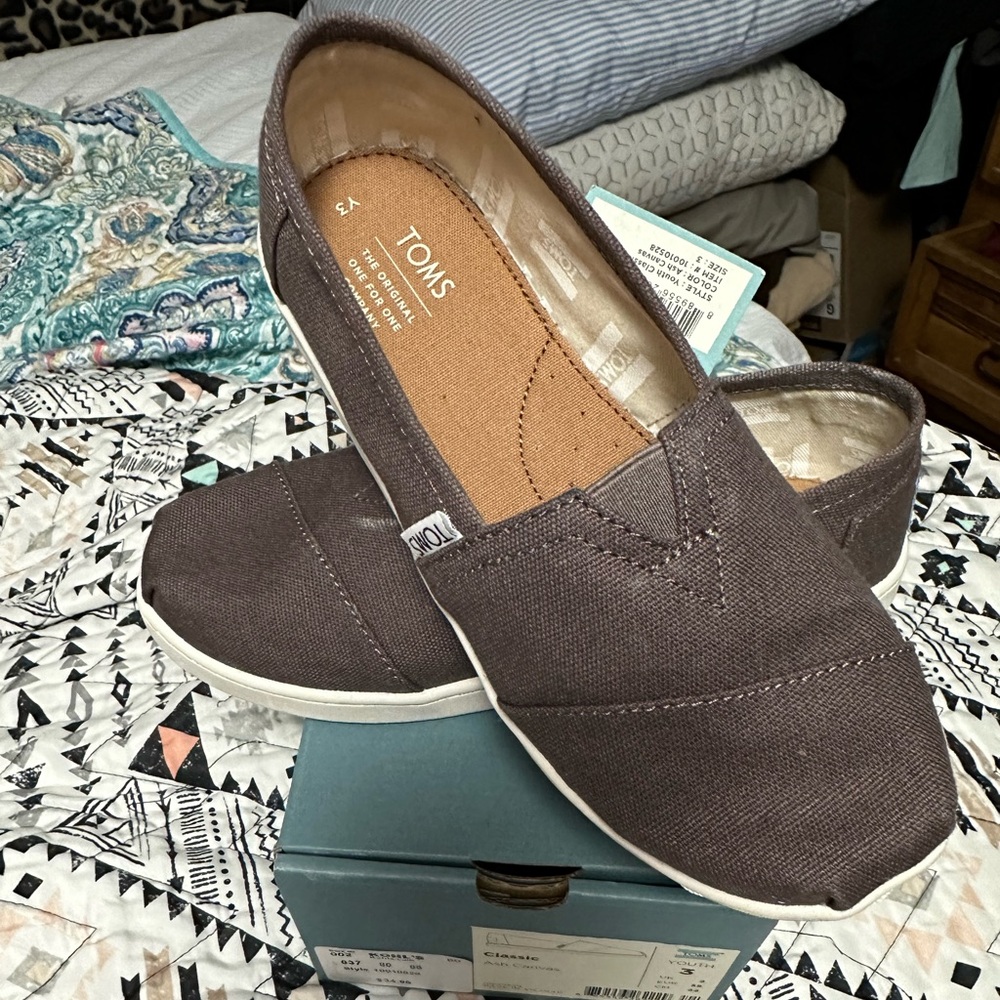 SHOE CONSTRUCTION

SHOE DETAILS
	•	Pleated toe
	•	Slip-on
	•	Padded footbed